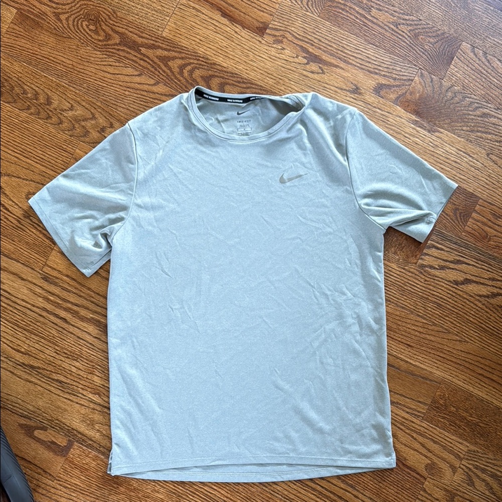 Nike Men's Light Gray Short Sleeve Tee